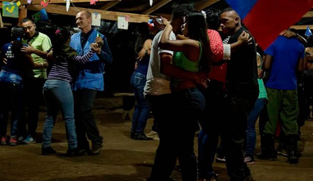 Confirmaron que había alcohol y que “no hay ninguna restricción” de compra de bebidas embriagantes para el grupo armado. Colprensa
