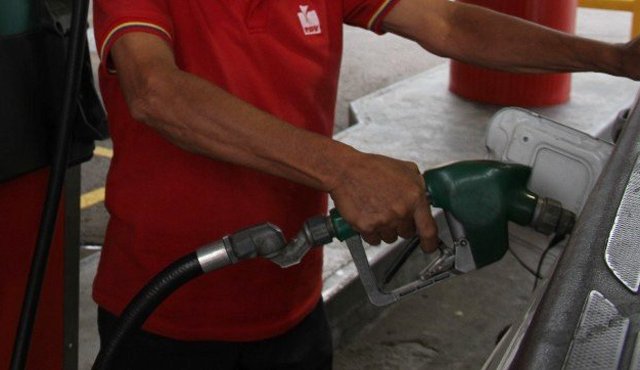 La estación de servicio La 95 ofrecerán gasolina de 91 octanos a 1.200 pesos por litro, este establecimiento ya vendió a motorizados que laboran en las cercanías y pagaron en moneda extranjera, según La Nación. Archivo