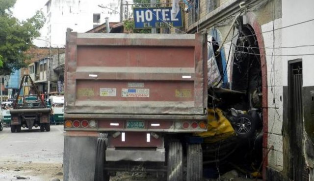 Peritos expertos de Bogotá llegaron a San Gil para investigan causas del accidente. Vanguardia Liberal