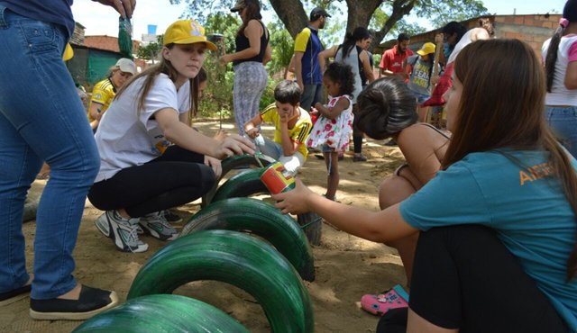 Más de 80 voluntarios convocados por Aiesec trabajaron en un parque hecho con llantas en el sector La Isla. Archivo La Opinión