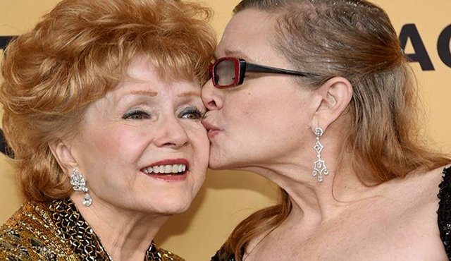 Tan solo un día después de la muerte de su hija, Carrie Fisher, Debbie Reynolds falleció, al parecer, por el impacto que le generó la noticia. Tomada de Internet