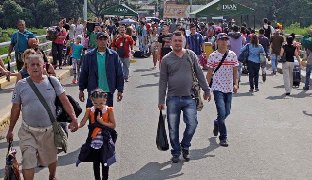 Pese a la presencia de casetas y de funcionarios colombianos, los extranjeros entran y salen sin mayores controles. En ocasiones, a nadie le exigen documentos de identidad ni le revisan el equipaje. Mario Caicedo