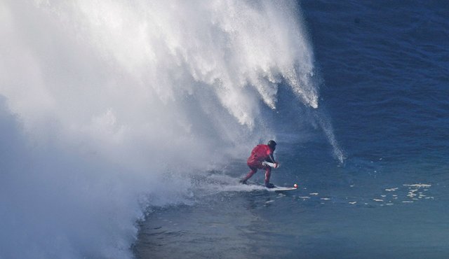 Marcelo Luna cruzó el Atlántico a los 30 años para encontrar en el surf una salida a su oscuro pasado en medio de drogas y violencia. AFP