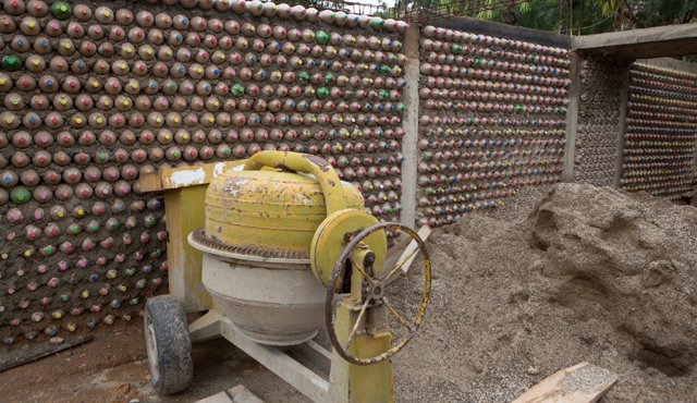 En la construcción de toda la viviendase utilizarán alrededor de 15 mil botellas plásticas. Juan Pablo Cohen