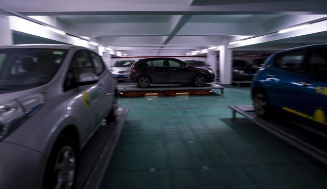 Así transforma una plataforma un vehículo dentro del estacionamiento AFP