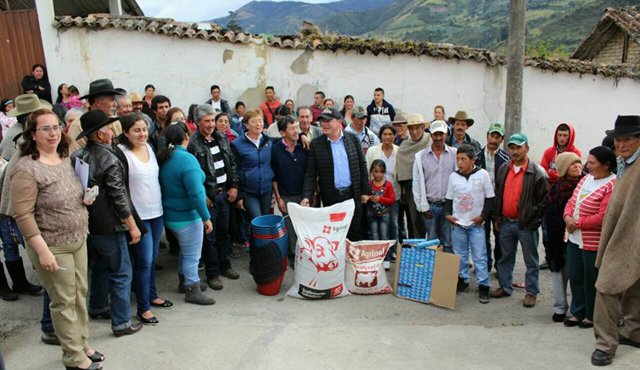 El alcalde Fredy Quintero Mogollón también entregó combos de materiales de construcción a 240 familias. Cortesía