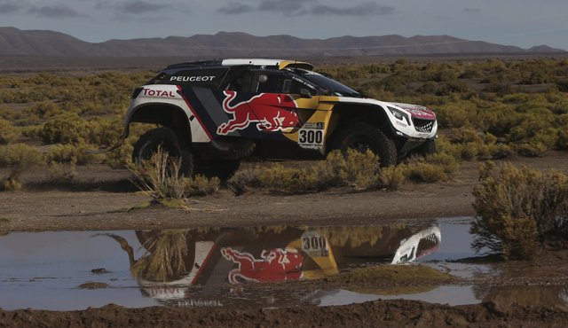 El Peugeot conducido por el francés Stephane Peterhansel durante la octava etapa del Rally Dakar Sudamérica 2017. AP