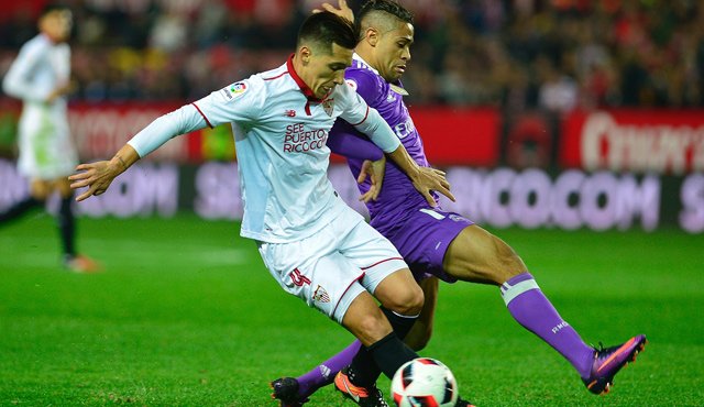 El Sevilla agobió con sus rápidos contraataques a un Real Madrid, que no parecía saber sacar provecho de los espacios dejados atrás por los sevillistas. AFP