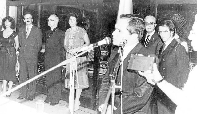 De izquierda a derecha: Pilar García Herreros, Helí Abel Torrado, monseñor Pedro Rubiano Sáenz, obispo de la época; Margarita Silva de Uribe, gobernadora; Juan Pabón en su disertación, Álvaro Villamizar Suárez, Jaime Buenahora Febres y el periodista Fersales, con las grabadoras de la época. La Opinión