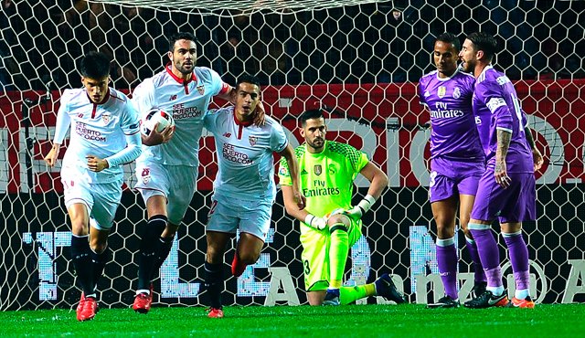 Un nuevo desafío sostendrán mañana el Sevilla y Real Madrid, esta vez por una fecha más de la Liga española. Los sevillanos buscarán desquitarse de la derrota en la Copa del Rey acabar con el invicto de los merengues. AFP