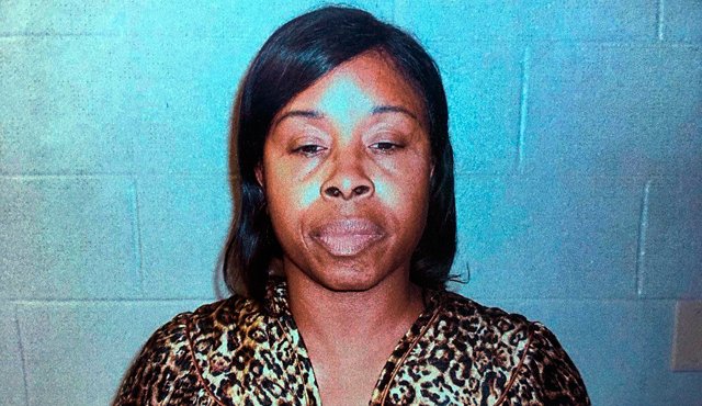 Gloria Williams, de 51 años, fue arrestada por la policía que la acusó de secuestro y de interferir la custodia de la niña robada hace 18 años. AP