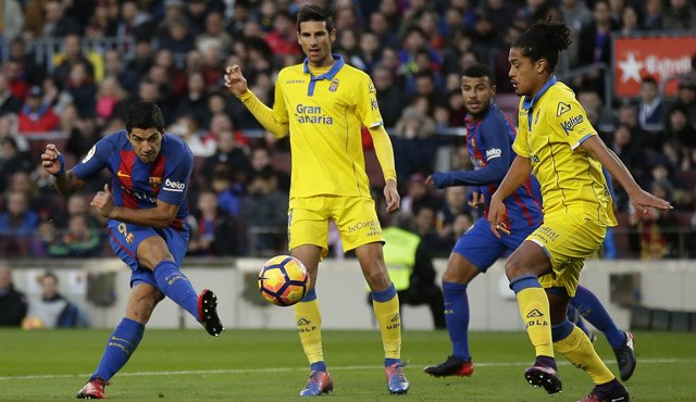 Con numerosos cambios en el once titular ante Las Palmas, el Barsa buscó con insistencia a Messi en la primera mitad, que contó con media docena de oportunidades de gol claras para el bando local. AP