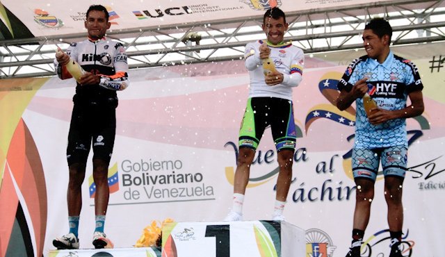 El venezolano Jhon Nava (centro) mantuvo el liderato de la Vuelta al Táchira corrida la tercera etapa. A la derecha, el colombiano Luis Largo (HYF), tercero en la clasificación general de la competencia Cortesía