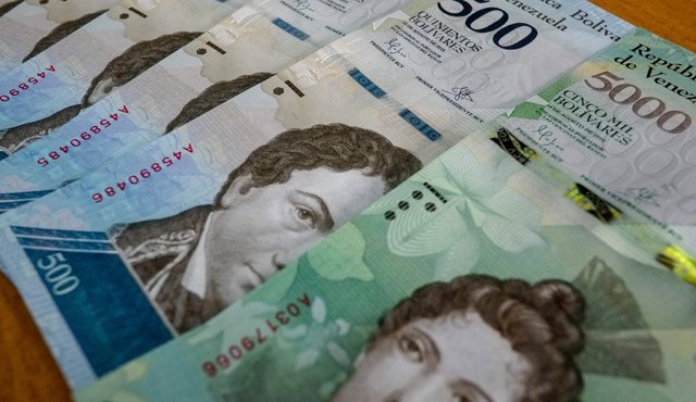 El presidente dijo la semana pasada que habían arribado al país 60 millones de piezas de billetes de 500 bolívares, 4,5 millones de piezas de 5.000 bolívares y 2,9 millones de billetes de 20.000 bolívares que comenzarían a circular este lunes. AFP