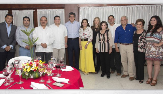César Cano, Sandro Jácome, Iván Vila, Holger Cáceres, Antonio José Lizarazo (homenajeado), Débora Guerra, Rocío Villamizar, Leonor de Lizarazo, Charles Pérez, Darwin Clavijo, Rosaema Arenas y Deisy Serrano. Alfredo Estévez