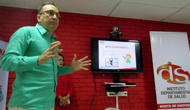 El director del IDS, Juan Alberto Bitar, en momentos en que presentaba la campaña de vacunación. Orlando Carvajal