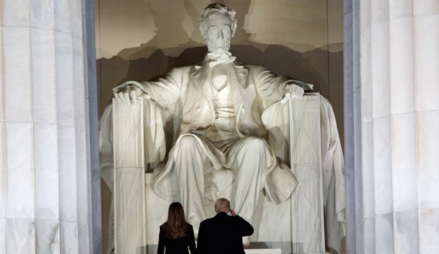 Pese a su victoria en las elecciones, Trump llega a la Casa Blanca como el presidente más impopular en cuatro décadas, según varios sondeos. La noche de este jueves, visitó la estatua del presidente 16 de Estados Unidos, Abraham Lincoln, con su esposa, antes del evento ‘Celebración de Bienvenida ¡Hacer a Estados Unidos Grande de Nuevo’. AP