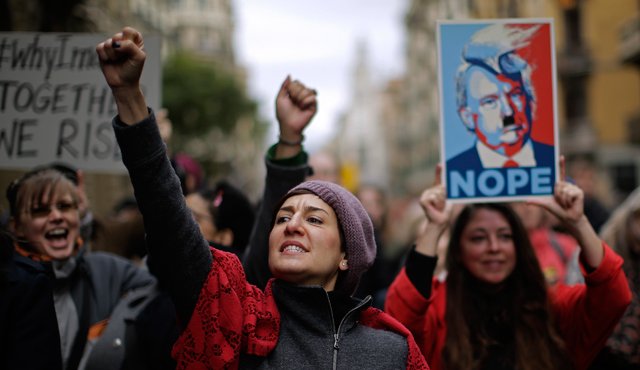 Mujeres gritan consignas durante la 'Marcha de las Mujeres' en Barcelona, España, el sábado 21 de enero de 2017. La marcha es en solidaridad con la que se programó en Washington y que tiene como fin que las mujeres hagan sonar su voz en el primer día de la presidencia de Donald Trump. AP
