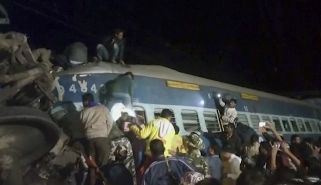 Ocho de los 21 vagones y la locomotora del tren se descarrilaron AP