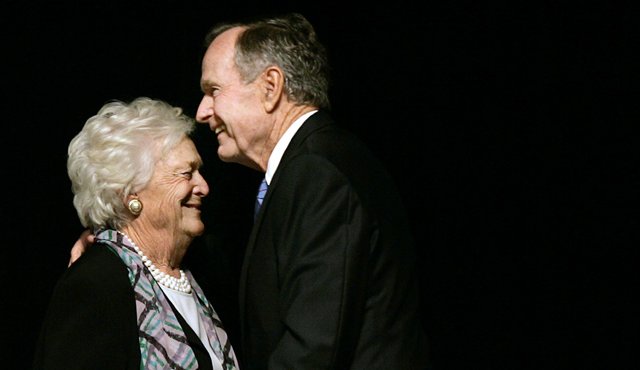 Fotografía de 3 de mayo de 2006 muestra al ex presidente George H.W. Bush abrazando a su esposa Bárbara Bush AP