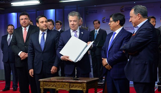 El presidente Santos firmó el decreto sobre el cual se estaba trabajando y se había anunciado para frenar los abusos y el descontrol que había con la contratación de empresas sin ánimo de lucro que ha generado varios escándalos de corrupción. Colprensa