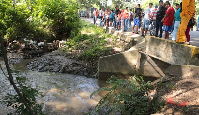 Luis Hernando Rincón Valcárcel y Nasly Briyí Mantilla Díaz, quedaron sumergidos en un pozo. La Policía de Tránsito practicó el levantamiento de los cadáveres. César Obando