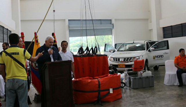 Entrega de una camioneta y algunos equipos especializados para la extinción de incendio. Cortesía