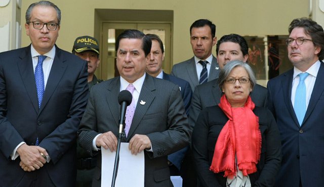 El grupo de alto nivel interinstitucional liderado por el ministro del Interior, Juan Fernando Cristo y del que hacen parte el procurador general, Fernando Carrillo, y voceros de otras instituciones del Estado rechazó la ola de homicidios y amenazas de las que han sido víctimas diferentes líderes sociales del país. Cortesía
