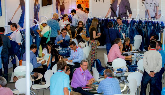En la feria también se encontró maquinaria que permite a los empresarios imprimir directamente en toda la tela sus diseños personalizados. Es decir, que en una tela unicolor, los diseñadores estampan los motivos que deseen, para después confeccionar la prenda de vestir. Colprensa