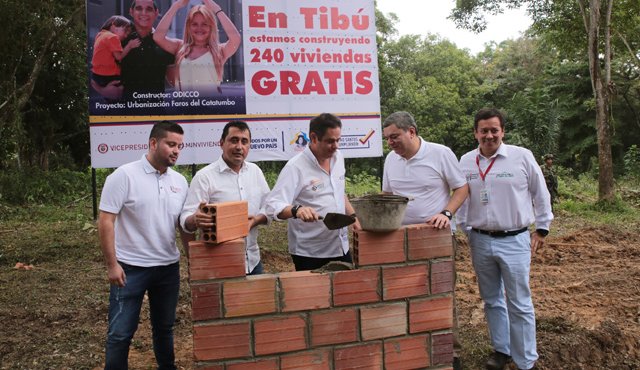 El vicepresidente germán vargas lleras puso el primer ladrillo del proyecto Faros del Catatumbo, que beneficiará a 240 familias de Tibú. César Obando