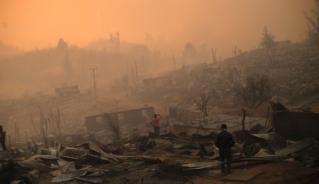 Las altas temperaturas -que se acercan a los 40 centígrados- la sequedad del aire, las fuertes ráfagas de viento y una prolongada sequía anticiparon a noviembre la temporada de incendios forestales. AFP