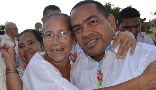 El día de su posesión, el alcalde de Riohacha, Fabio David Velásquez Rivadeneira, se comprometió a trabajar por la comunidad, pero como sus antecesores le echó mano a los recursos del Estado y en el marco de la investigación que se adelanta fue detenido por las irregularidades en la celebración de contratos de alimentación escolar. Cortesía