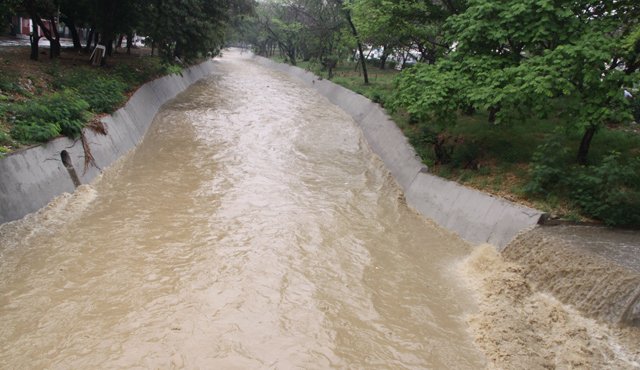 Un gran reto es la construcción de infraestructura que mitigue los impactos de la transformación del clima. Archivo La Opinión