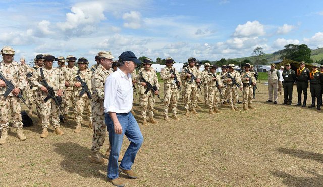 El Jefe del Estado planteó la trascendencia de invertir en las regiones del país para que sus habitantes comiencen a disfrutar de los dividendos de la consecución de la paz. Colprensa