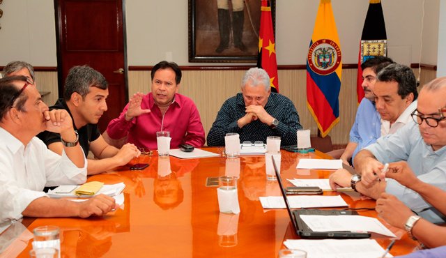 Autoridades concentradas hablando del acueducto metropolitano Archivo