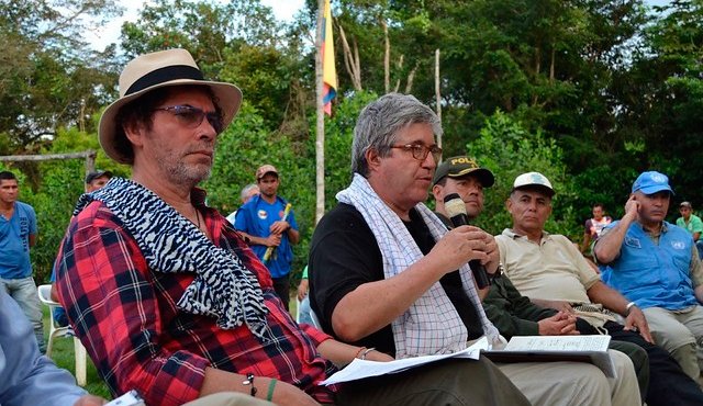 Delegación del Gobierno Nacional, en cabeza de Eduardo Díaz Uribe, Director de la Atención Integral de Lucha contra las Drogas; las Farc-EP, representadas por Pastor Alape; acompañados por el mecanismo de Tripartito de Monitoreo y Verificación, firmaron un acuerdo con la Asamblea de la comunidad campesina de las veredas de: Caño Indio, El Progreso 2, Chiquinquirá y Palmeras Mirador, del municipio de Tibú en Norte de Santander. Colprensa