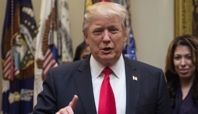 Fiel a su hábito, el presidente Donald Trump recurrió ayer a la red Twitter para atacar a los legisladores del partido Demócrata, a quienes responsabiliza por la demora en la confirmación de los nominados del gabinete. AFP