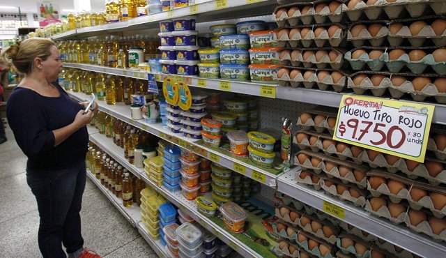 En febrero empezó el cobro obligatorio del iva DEL 19%, que incluye cerca del 50% de los productos de la canasta básica. Especialistas esperan que la reducción en el consumo se empiece a evidenciar en marzo. Archivo