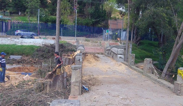 La estructura del puente granada fue reparada con cemento, lo cual va en detrimento del valor histórico que tiene. Roberto Ospino