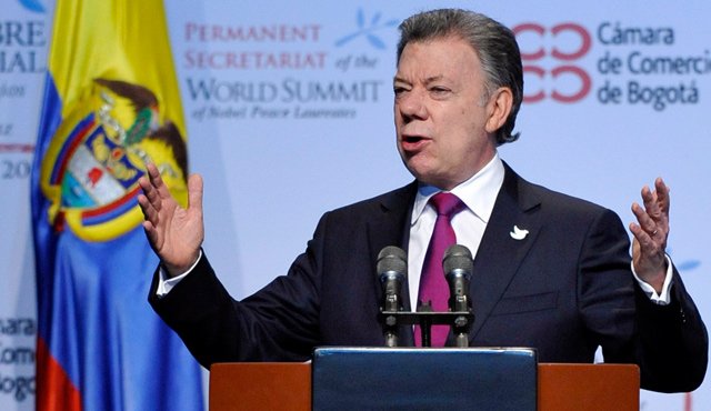 Al término del panel ‘Paz y Democracia: las voces de los premios Nobel de Paz’. AFP