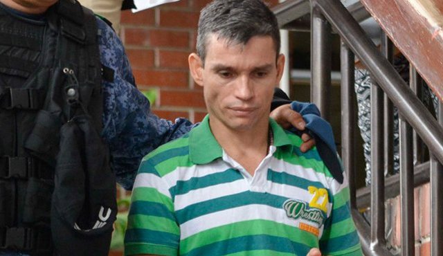 Quintero Robles llevaba un bolso negro con una subametralladora MiniUzi (con un proveedor y 20 cartuchos), una pistola, un revólver, un radio de comunicaciones, manuscritos con nombres de personas y números celulares y 57 cartuchos calibre 9 milímetros. En la foto, su cómplice Javier Cruz Rubio. Archivo