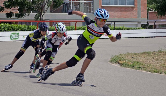 Dejar de lado por por un fin de semana, los libros y tareas para divertirse y competir en una carrera de patinaje es la mayor alegría que expresan los jovencitos que intervienen en la IV Válida Nacional Interclubes. Mario Caicedo