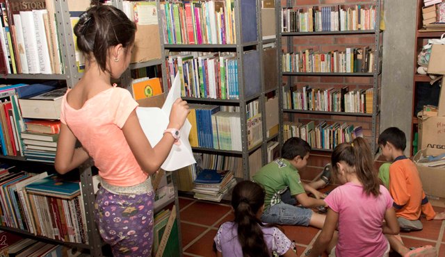 La biblioteca también tiene juegos didácticos y al terminar las tareas los niños aprovechan unos minutos para jugar con sus amigos. Alfredo Estévez