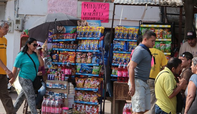 Las ventas ambulantes conviven con los negocios formales en la parada, solo la Policía Nacional, en algunas ocasiones, altera la tensa calma del sector. César Obando