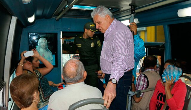 El alcalde Rojas provechó los recorridos para invitarlos a pagar los impuestos. Cortesía