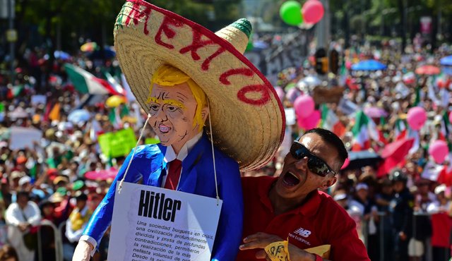 También para criticar la "débil" reacción de su líder Enrique Peña Nieto respecto al proyecto del muro fronterizo. AFP