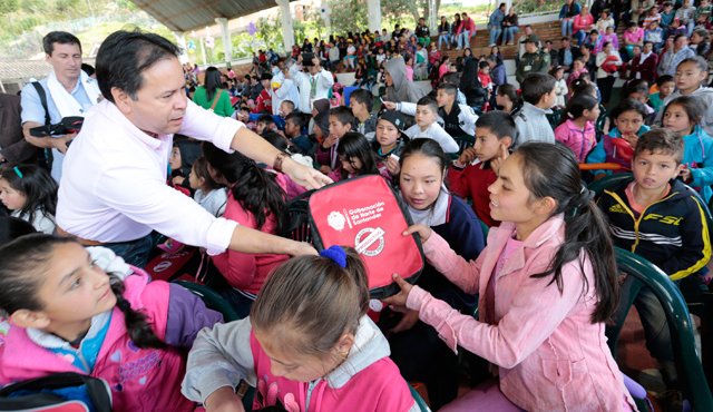 El gobernador entregó 500 morrales con útiles escolares a los niños de Silos. Roberto Ospino