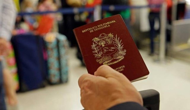 El costo oficial de un pasaporte es de apenas 2.124 bolívares (3 dólares). AP