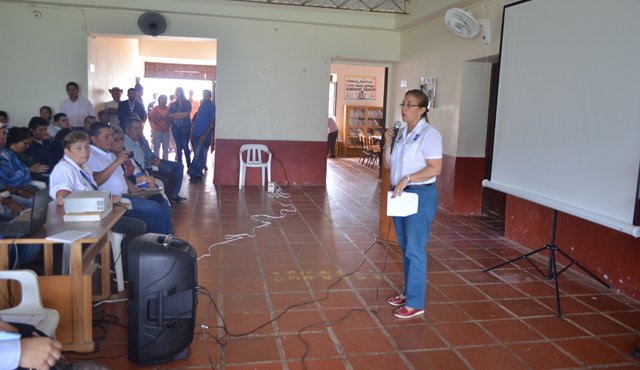 La alcaldesa de Ocaña, Miriam Prado Carrascal, coordina la reubicación del colegio Edmundo Velásquez de Otaré. Javier Sarabia