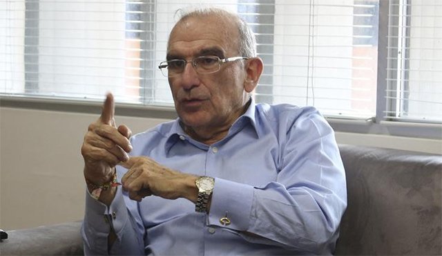 Criticó la declaración del senador del Centro Democrático, José Obdulio Gaviria, quien afirmó que de llegar su partido al poder tumbaría el acuerdo de paz. Colprensa